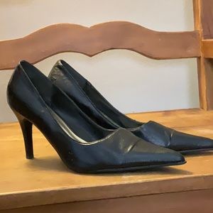Black medium heel pump